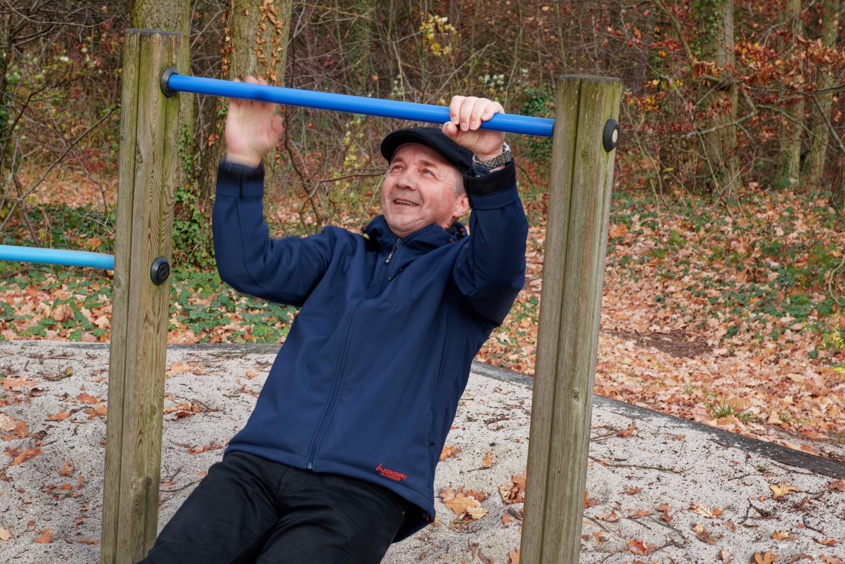 Sportsmann an der Klimmzugstange