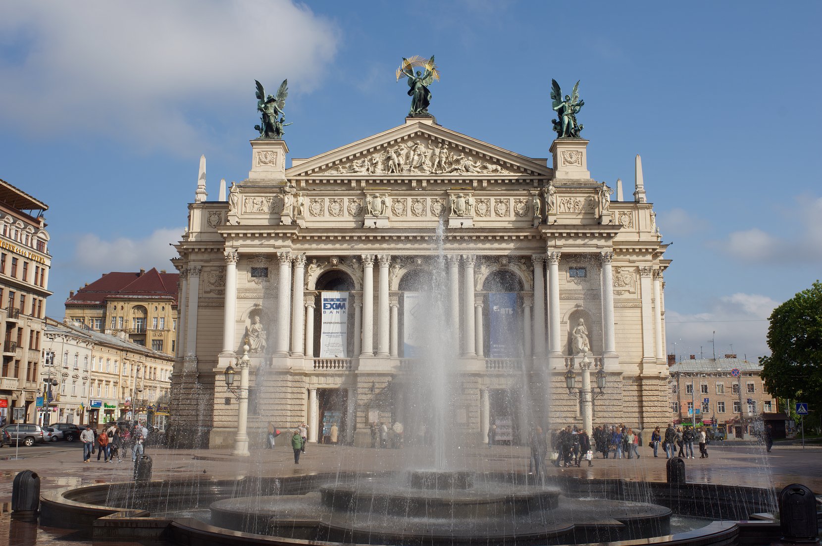 Brunnen vor der Oper