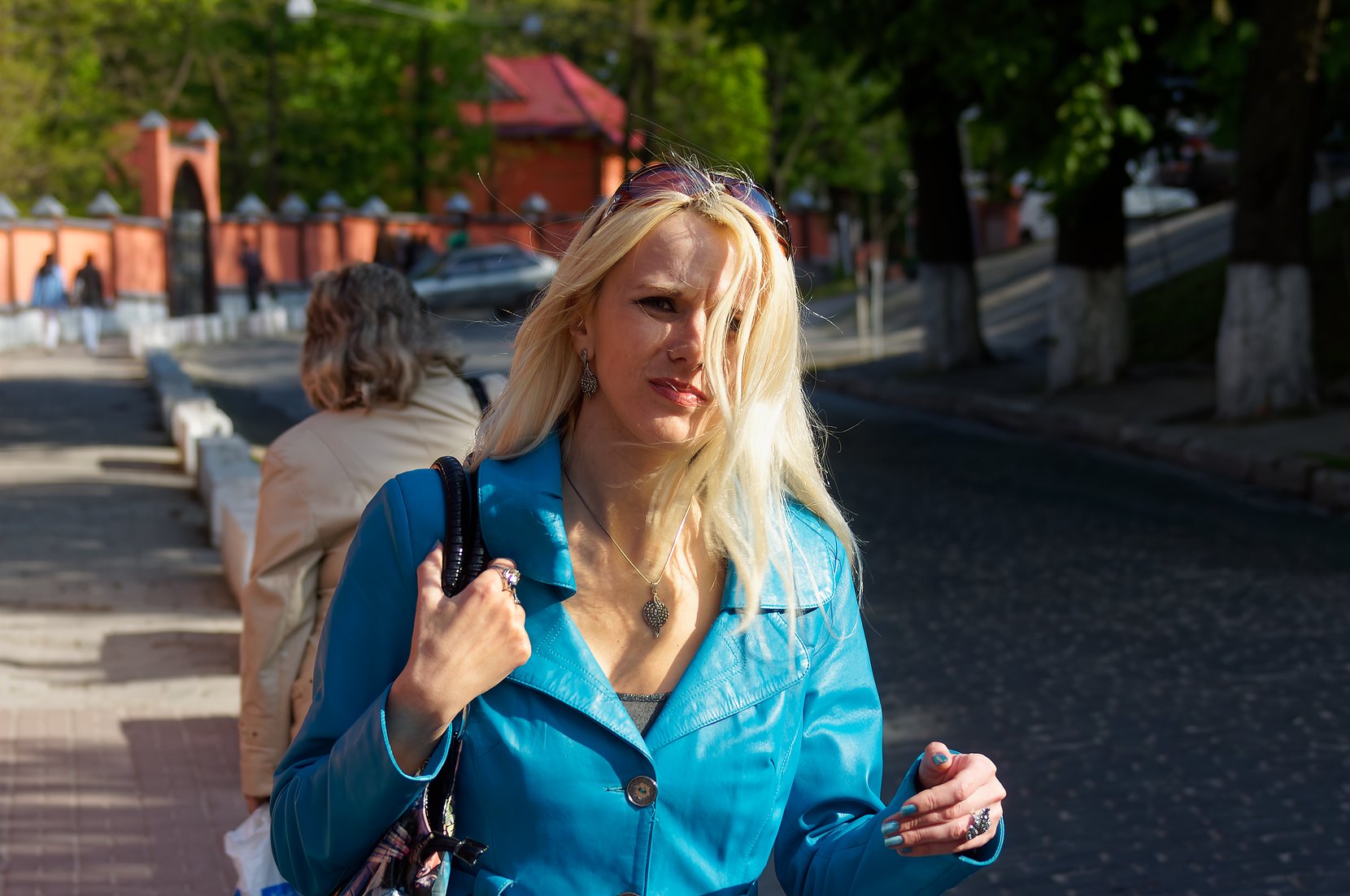 Schicke blaue Lackjacke