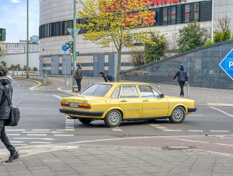 Gelber Audi