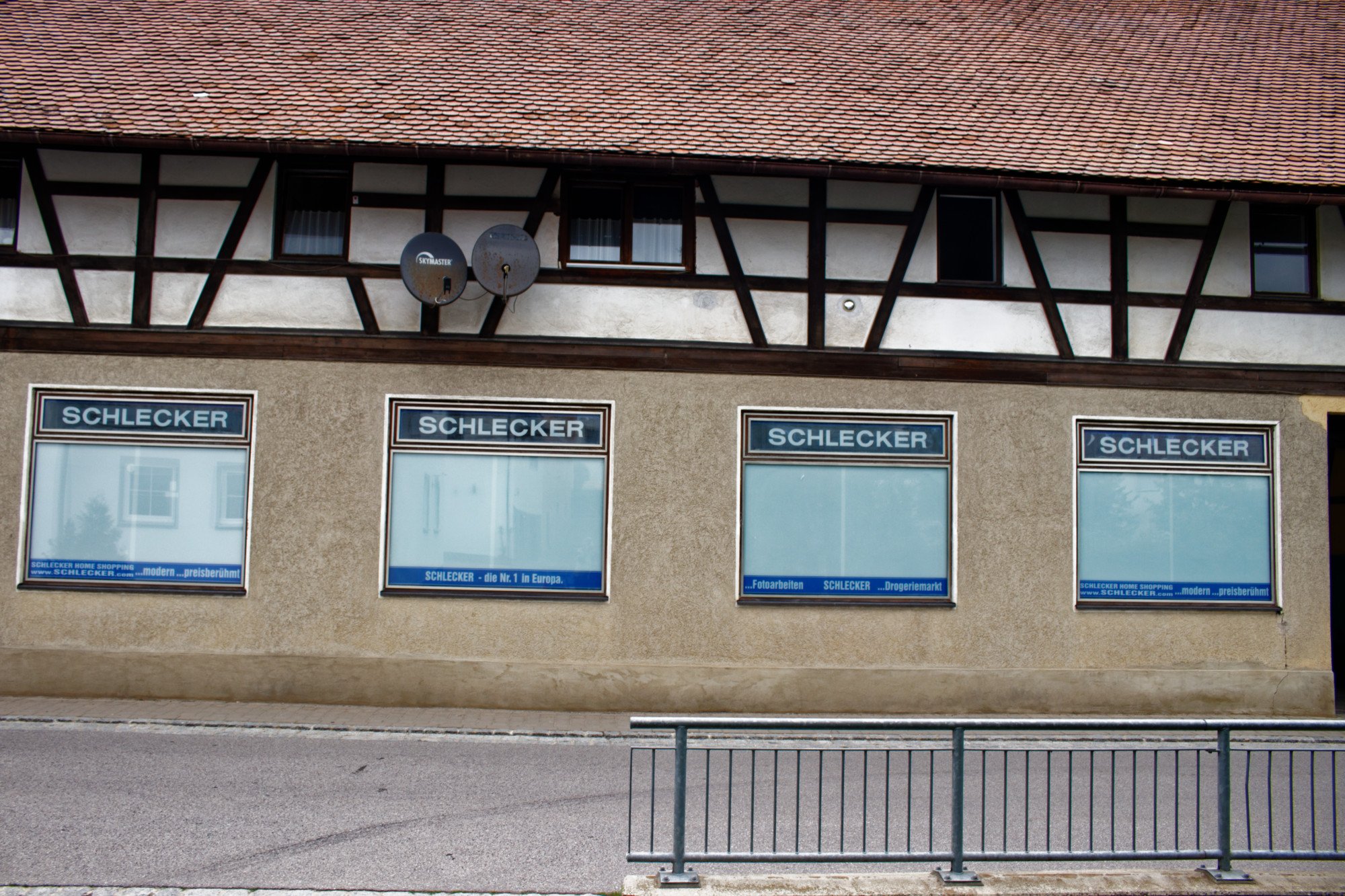 Triptychon Sic Transit Gloria Mundi, Lauterhofen, II: Schlecker mit Geländer im Vordergrund