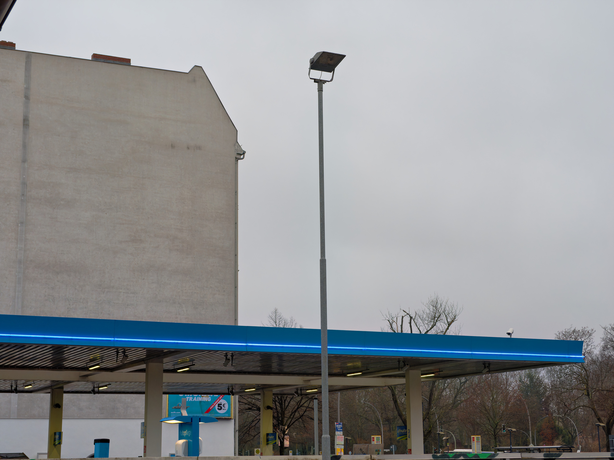 P2110015_DxOaraltankstelle dayglow