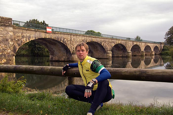 Torsten-kniet-vor-der-Saone