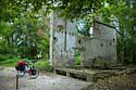 Fahrrad-vor-Ruine-bei-Saone